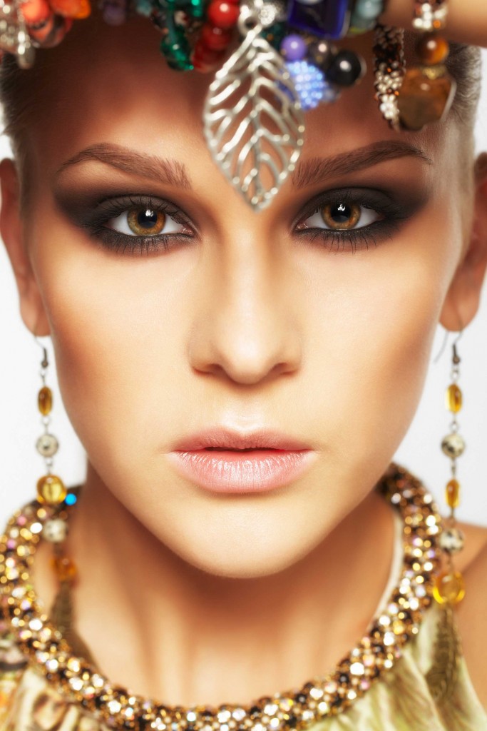 Get Noticed In Summer s Brightest Jewelry Outfits For Travel
